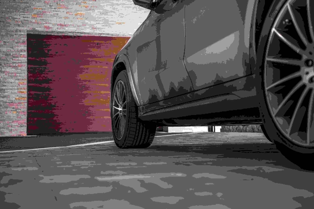 VOITURE DEVANT GARAGE.jpg